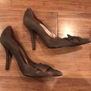 Unique dusty gold pointy toed pumps w/ bow detail